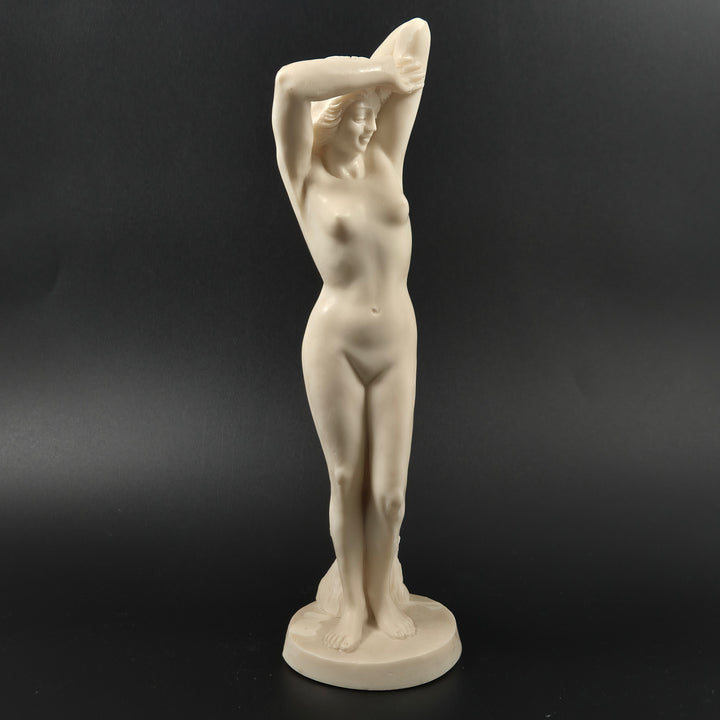 Elegant klassisk kvinnlig skulptur i ljus ton