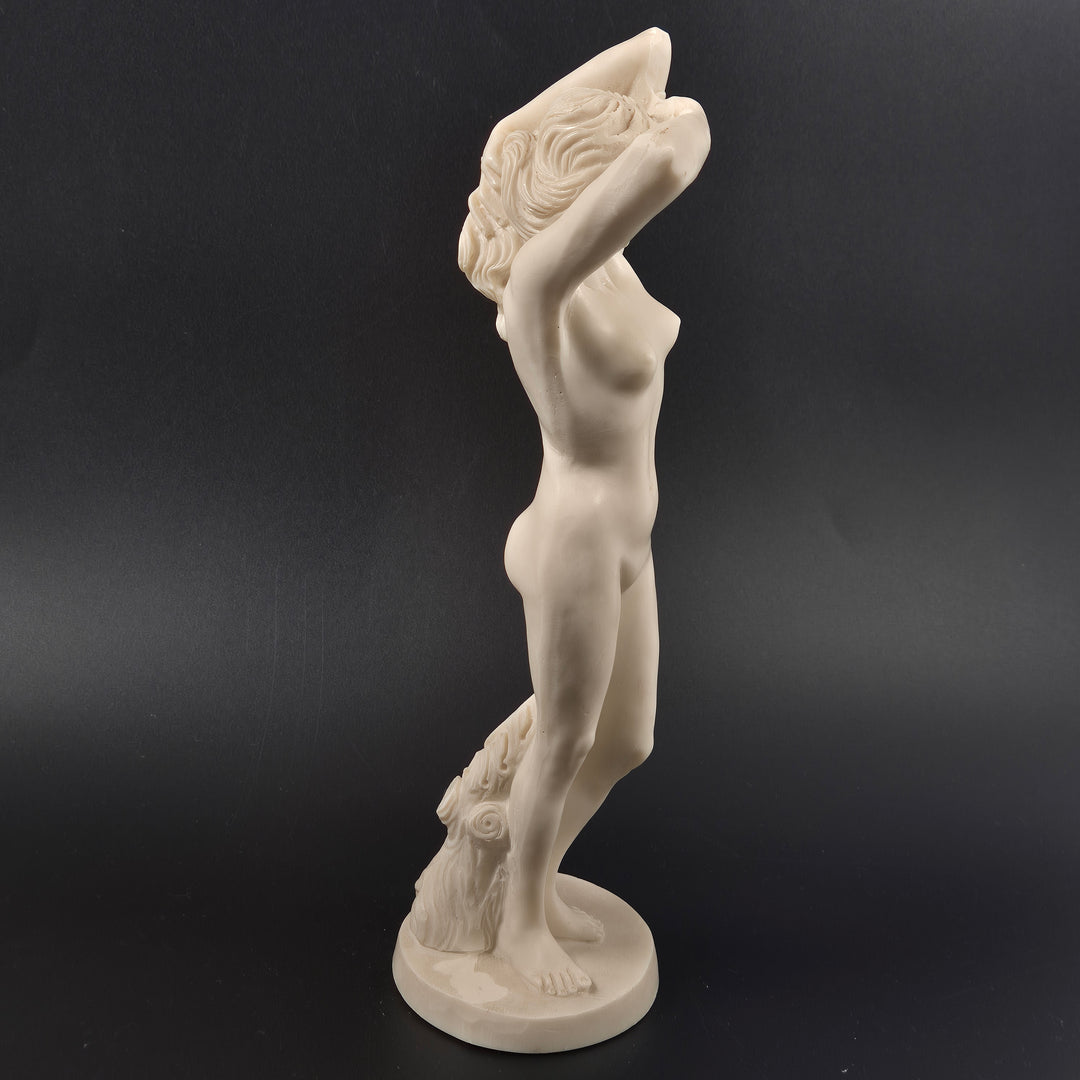 Elegant klassisk kvinnlig skulptur i ljus ton