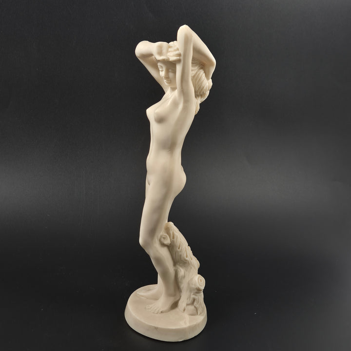 Elegant klassisk kvinnlig skulptur i ljus ton