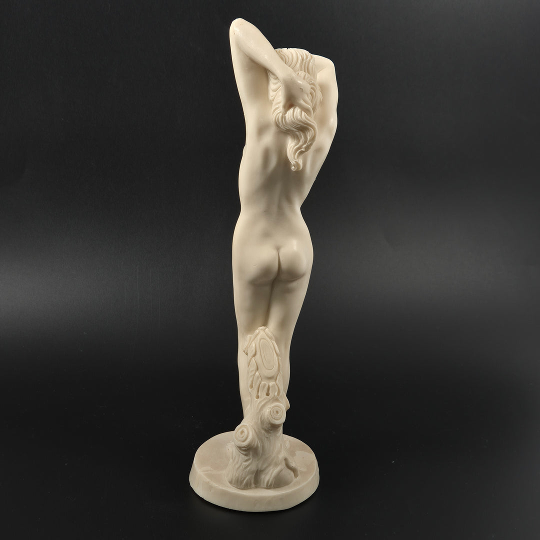 Elegant klassisk kvinnlig skulptur i ljus ton