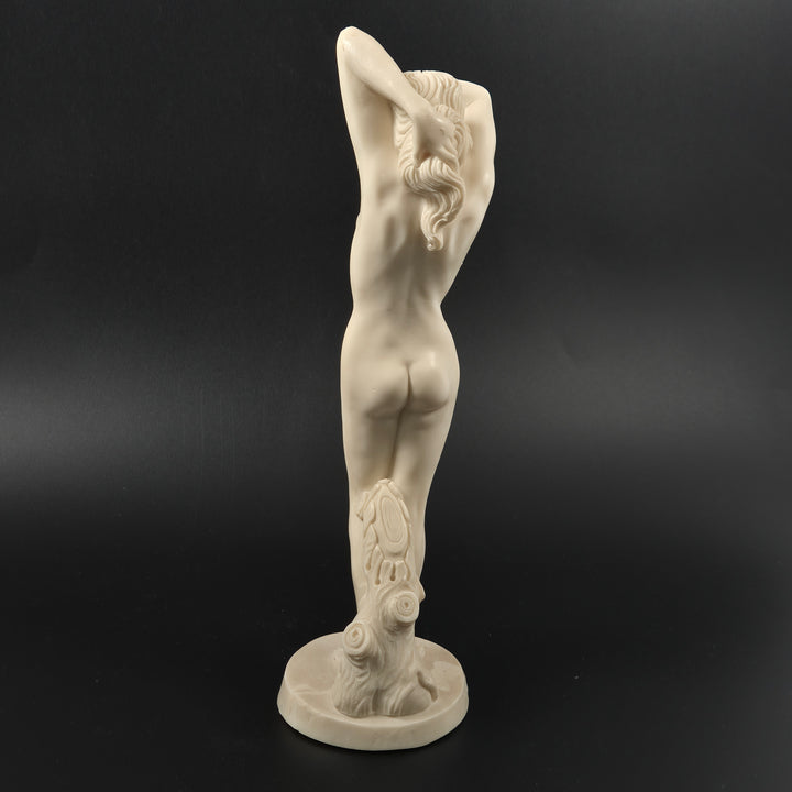 Elegant klassisk kvinnlig skulptur i ljus ton