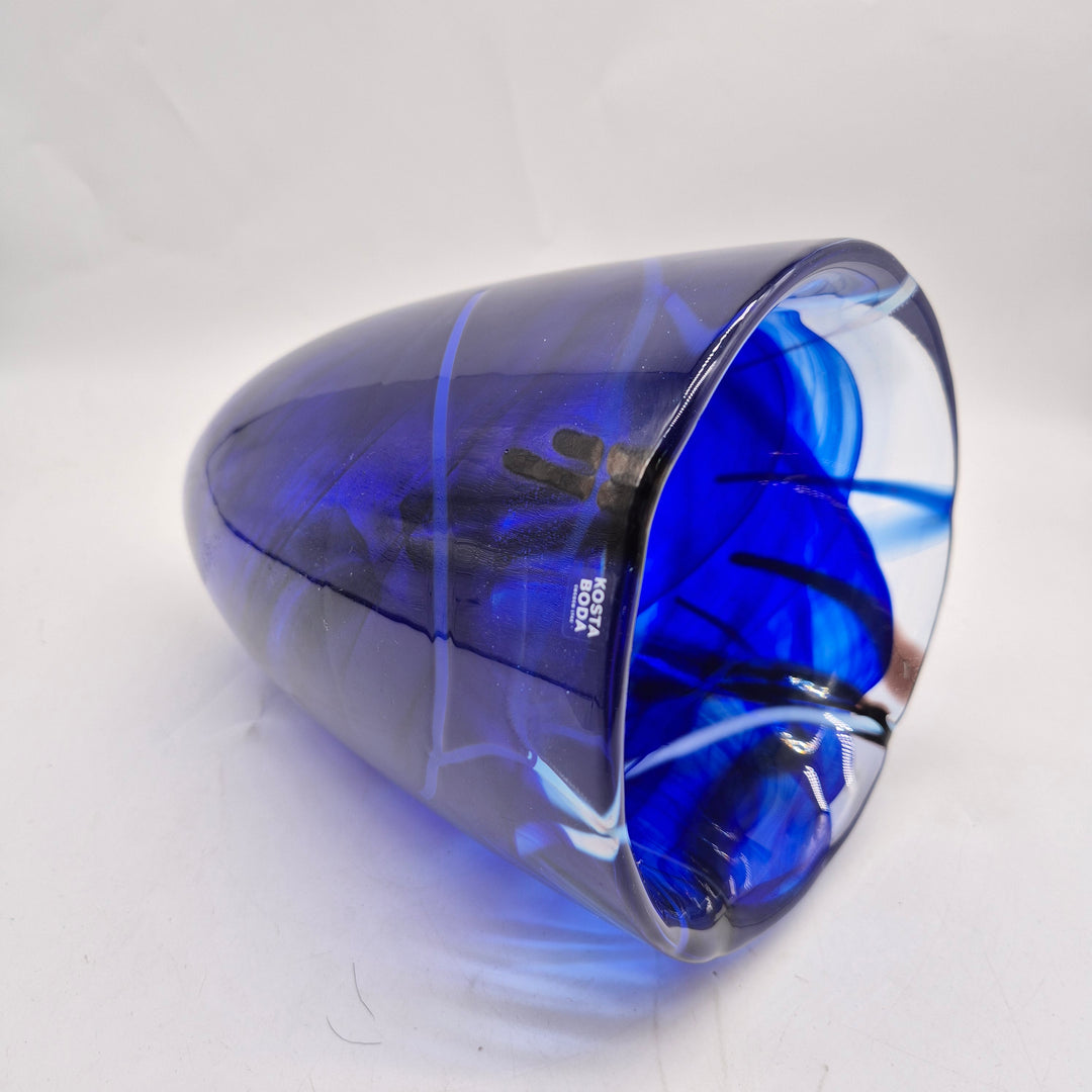Elegant koboltblå glasvas Kosta Boda