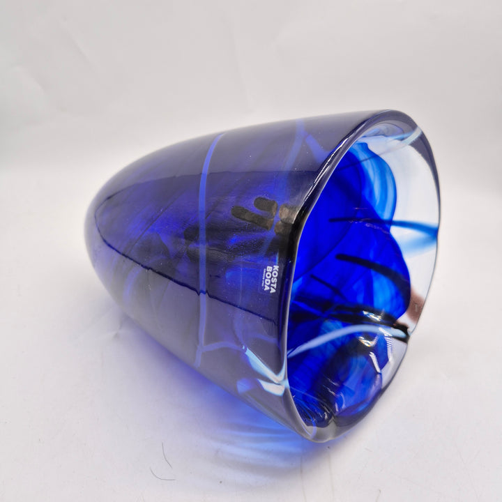 Elegant koboltblå glasvas Kosta Boda