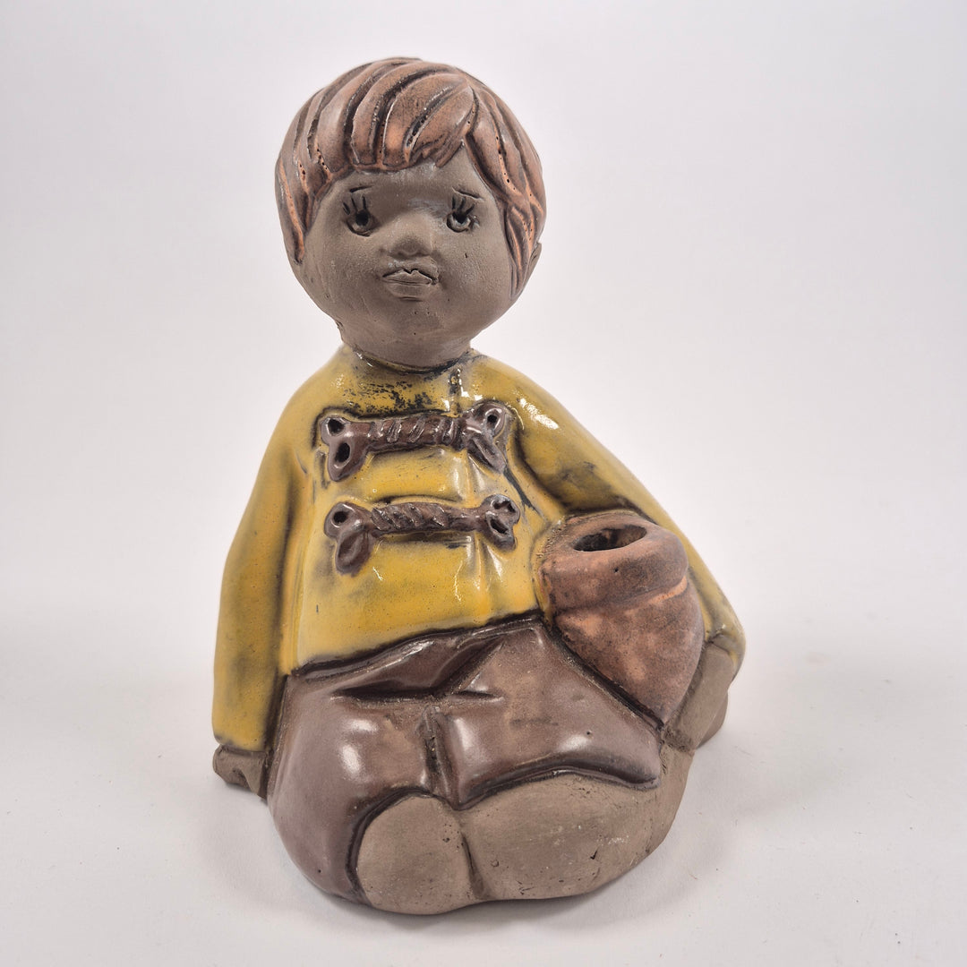Handgjord retro keramikfigur sittande barn Eboga