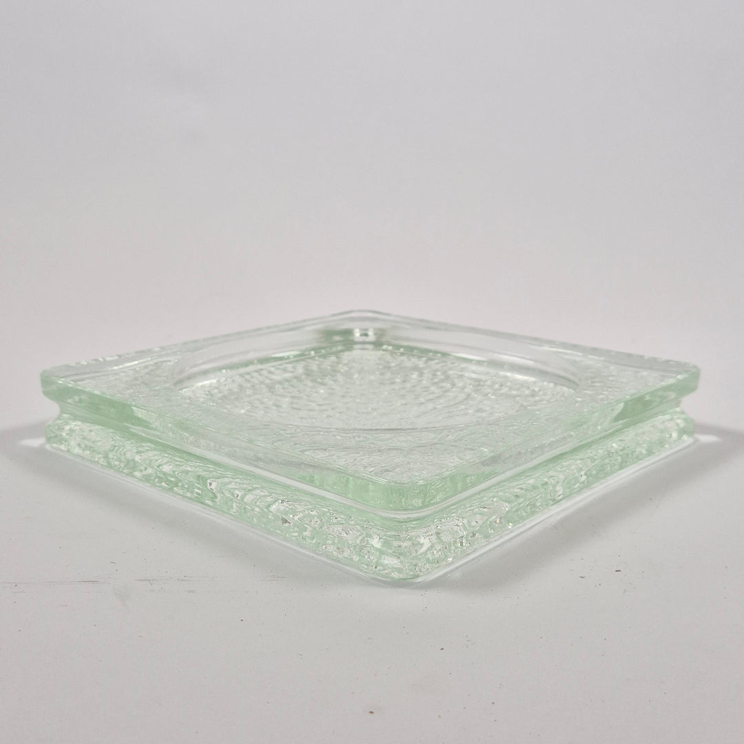 Elegant kvadratisk glasskål med strukturerad yta