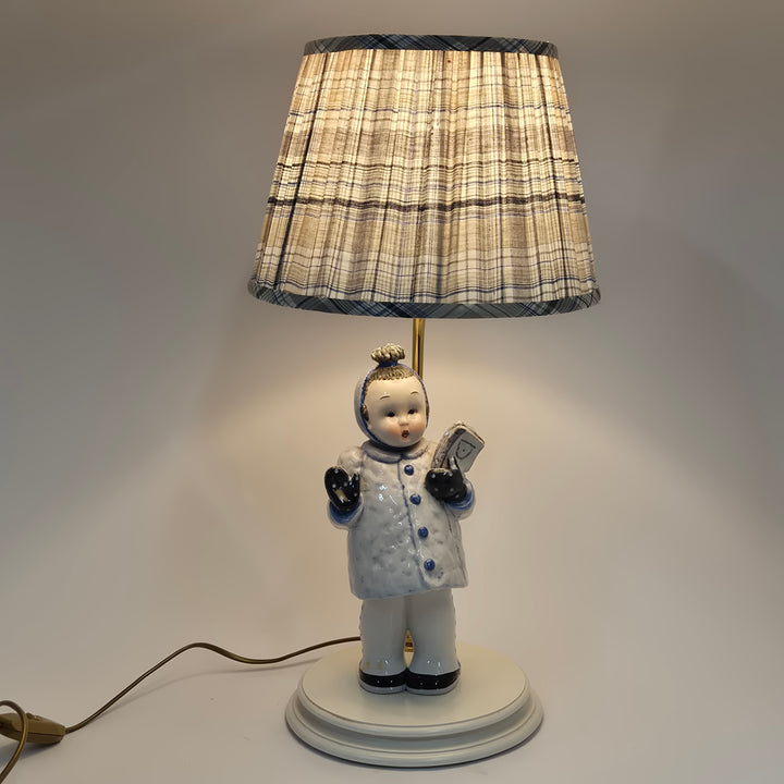 Retro porslinsbordslampa vinterklädd pojke t tosi