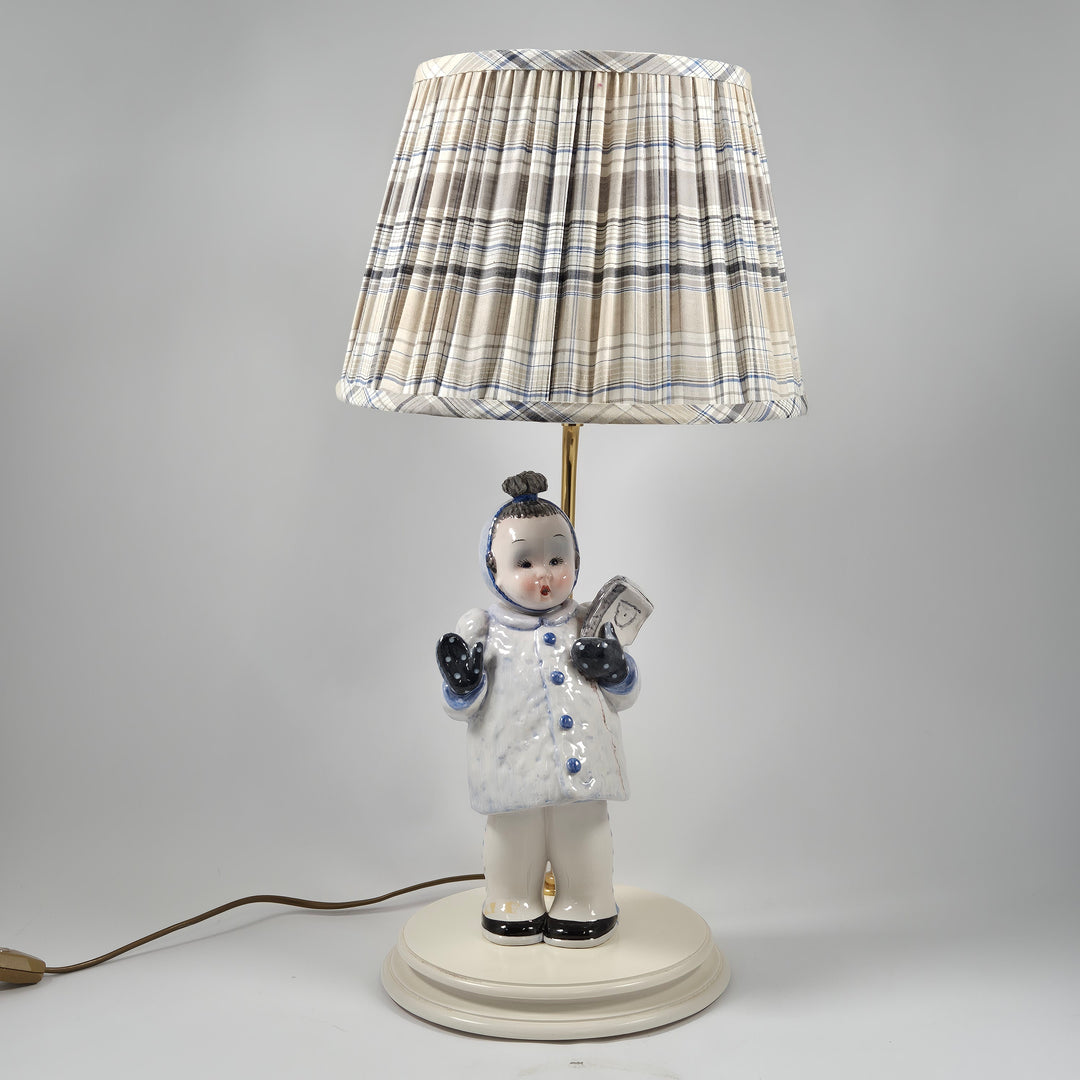 Retro porslinsbordslampa vinterklädd pojke t tosi