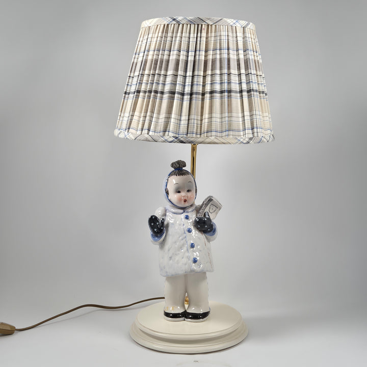 Retro porslinsbordslampa vinterklädd pojke t tosi