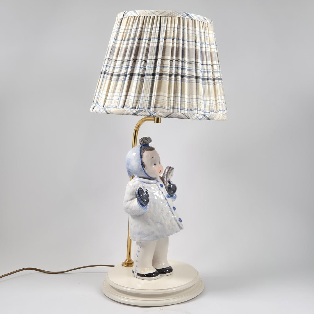 Retro porslinsbordslampa vinterklädd pojke t tosi