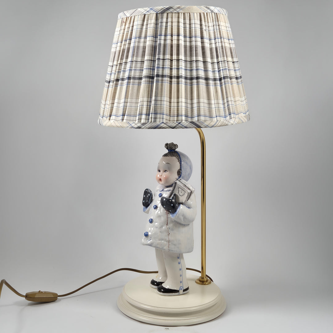 Retro porslinsbordslampa vinterklädd pojke t tosi