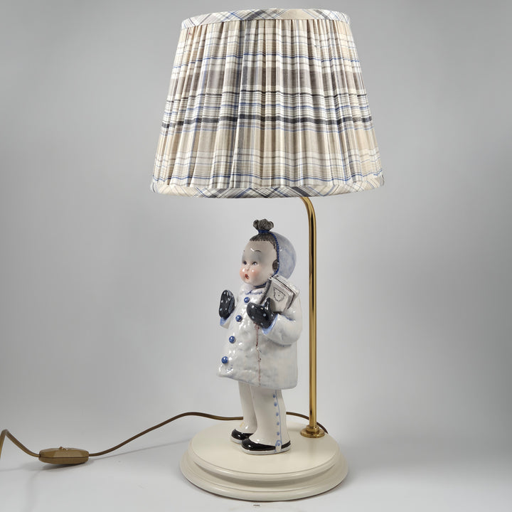 Retro porslinsbordslampa vinterklädd pojke t tosi