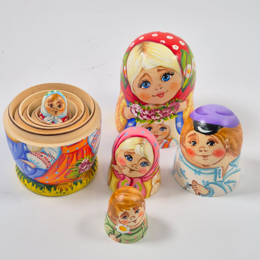 Färgglada retro ryska babusjka trädockor