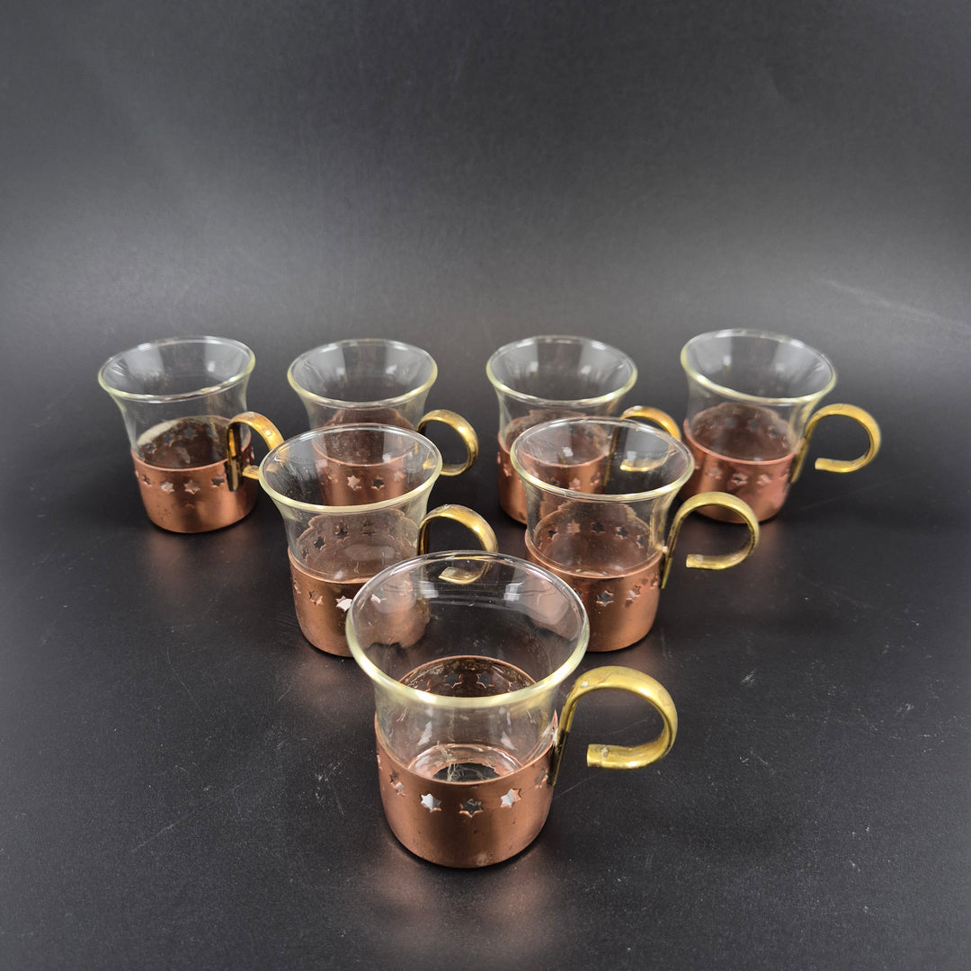 Retro espressokoppar i glas med kopparhölje