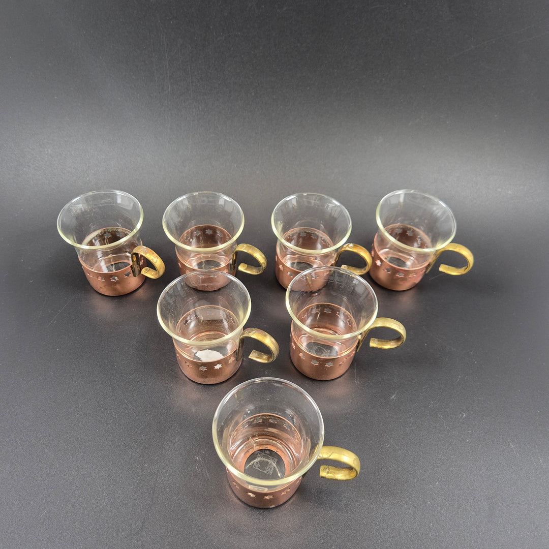 Retro espressokoppar i glas med kopparhölje