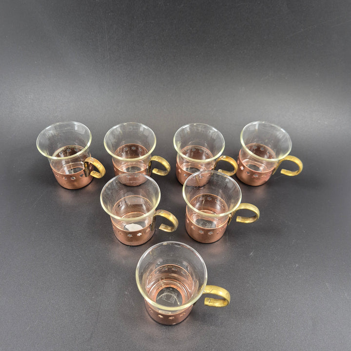 Retro espressokoppar i glas med kopparhölje