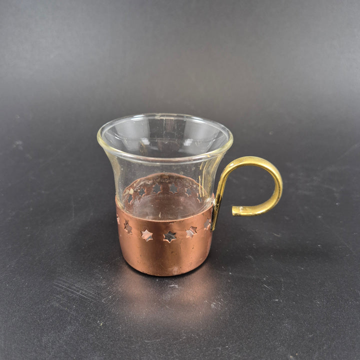 Retro espressokoppar i glas med kopparhölje