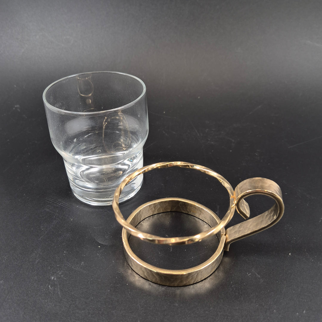 Retro kaffeglas med guldfärgade metallhållare