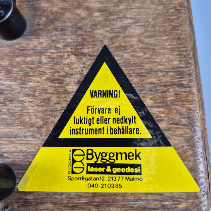 Retro optiskt nivelleringsinstrument med träetui