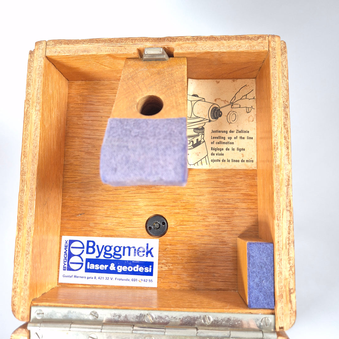 Retro optiskt nivelleringsinstrument med träetui