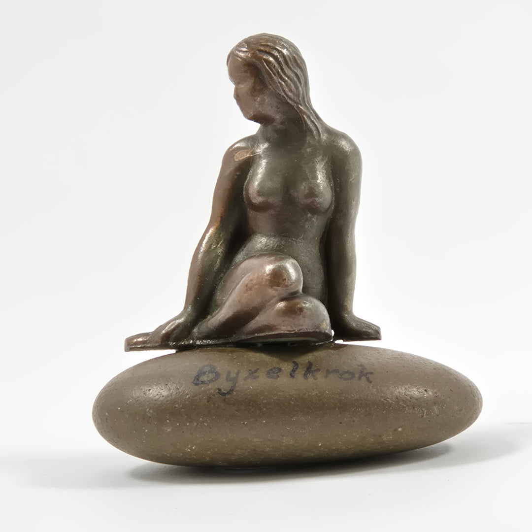 Retro skulptur sittande kvinna i metall
