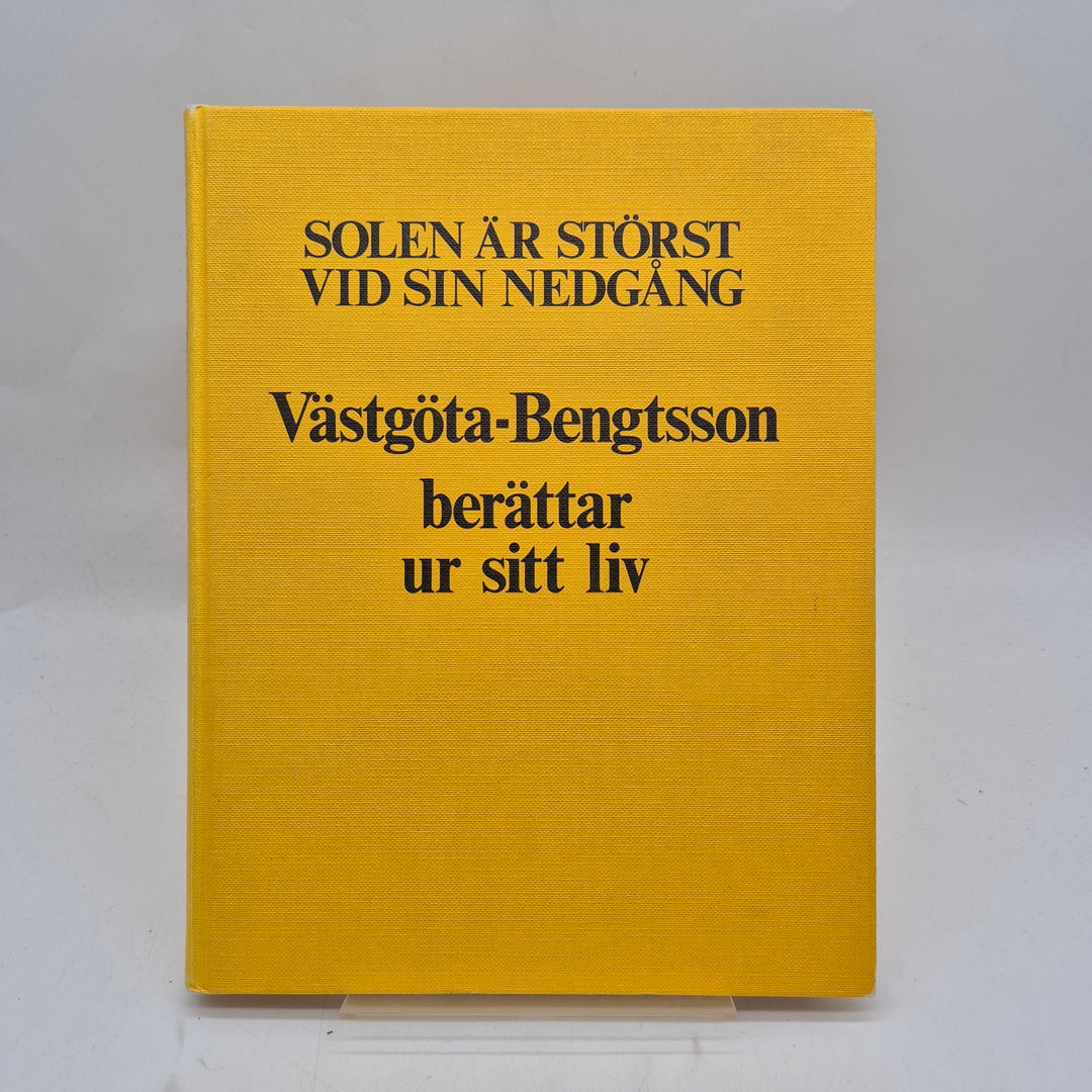 Solen är störst vid sin nedgång gul klotbunden retro bok