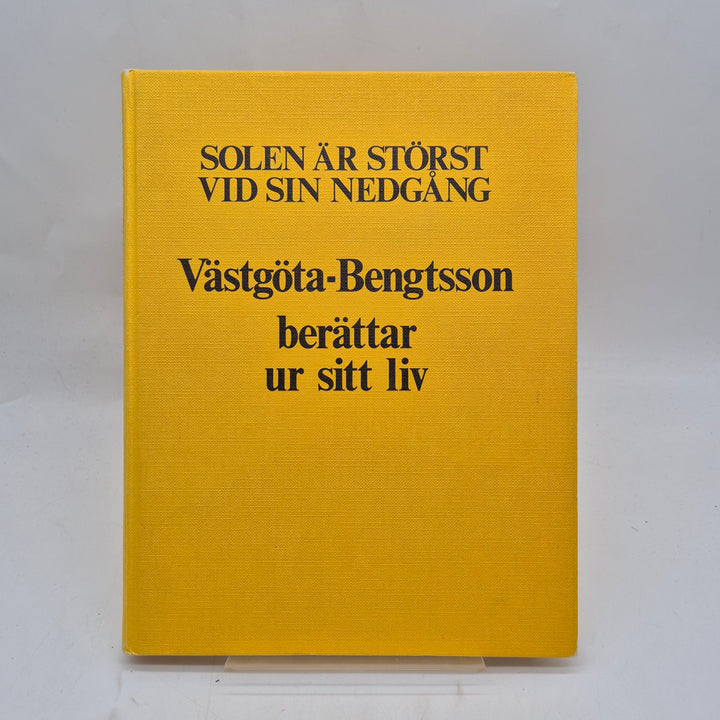 Solen är störst vid sin nedgång gul klotbunden retro bok