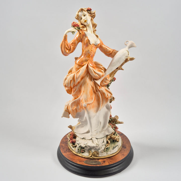 Kaveh Mahdavvi elegant porslinsfigur kvinna orange