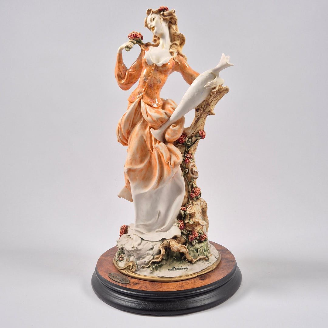 Kaveh Mahdavvi elegant porslinsfigur kvinna orange