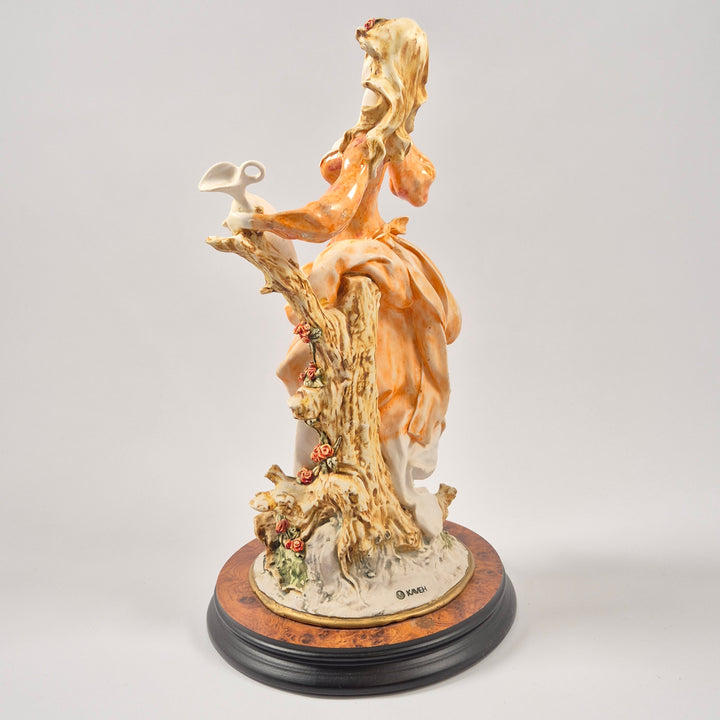 Kaveh Mahdavvi elegant porslinsfigur kvinna orange