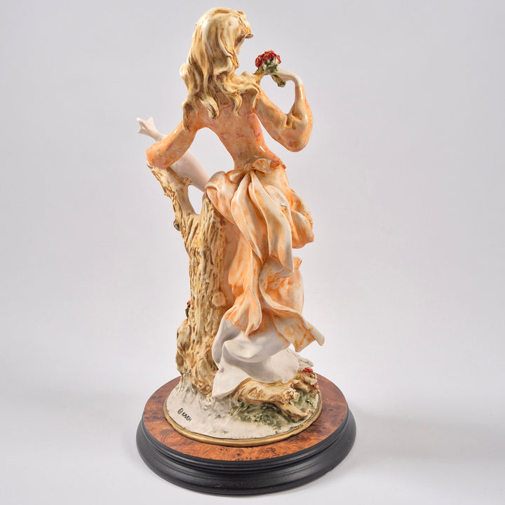 Kaveh Mahdavvi elegant porslinsfigur kvinna orange