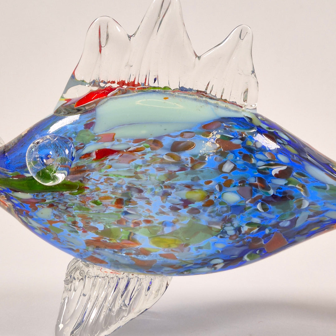 Färgstark munblåst glasfisk blå och multicolor