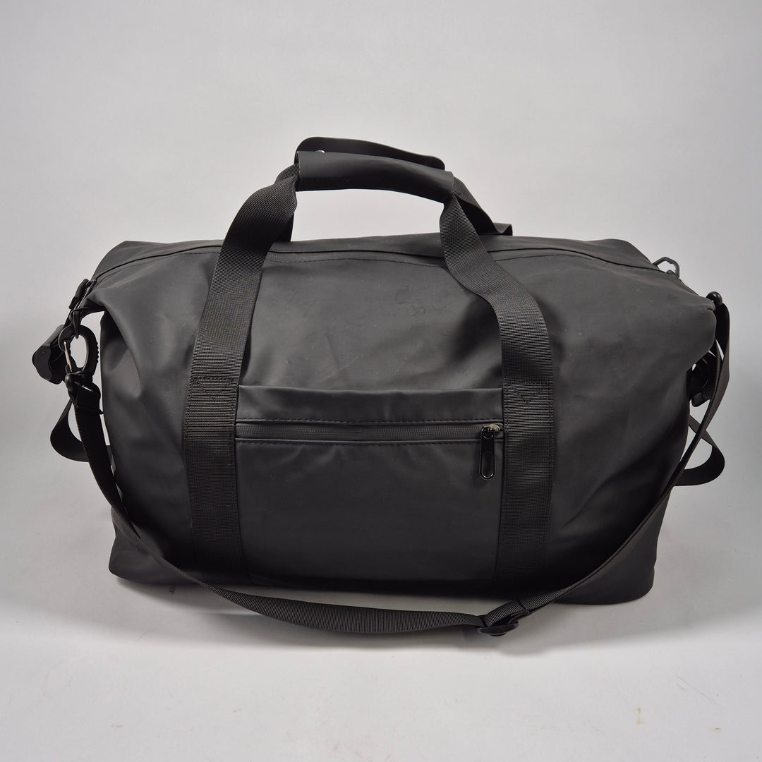 Svart stilren weekendbag med axelrem