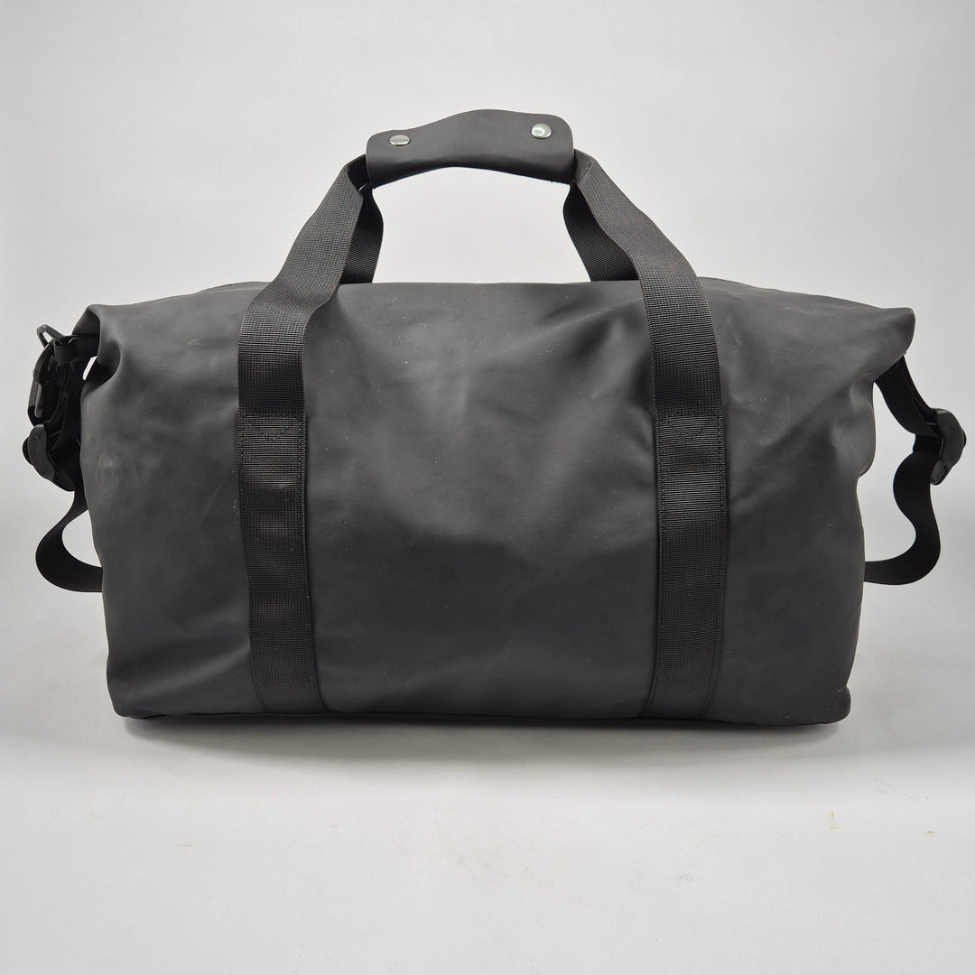 Svart stilren weekendbag med axelrem