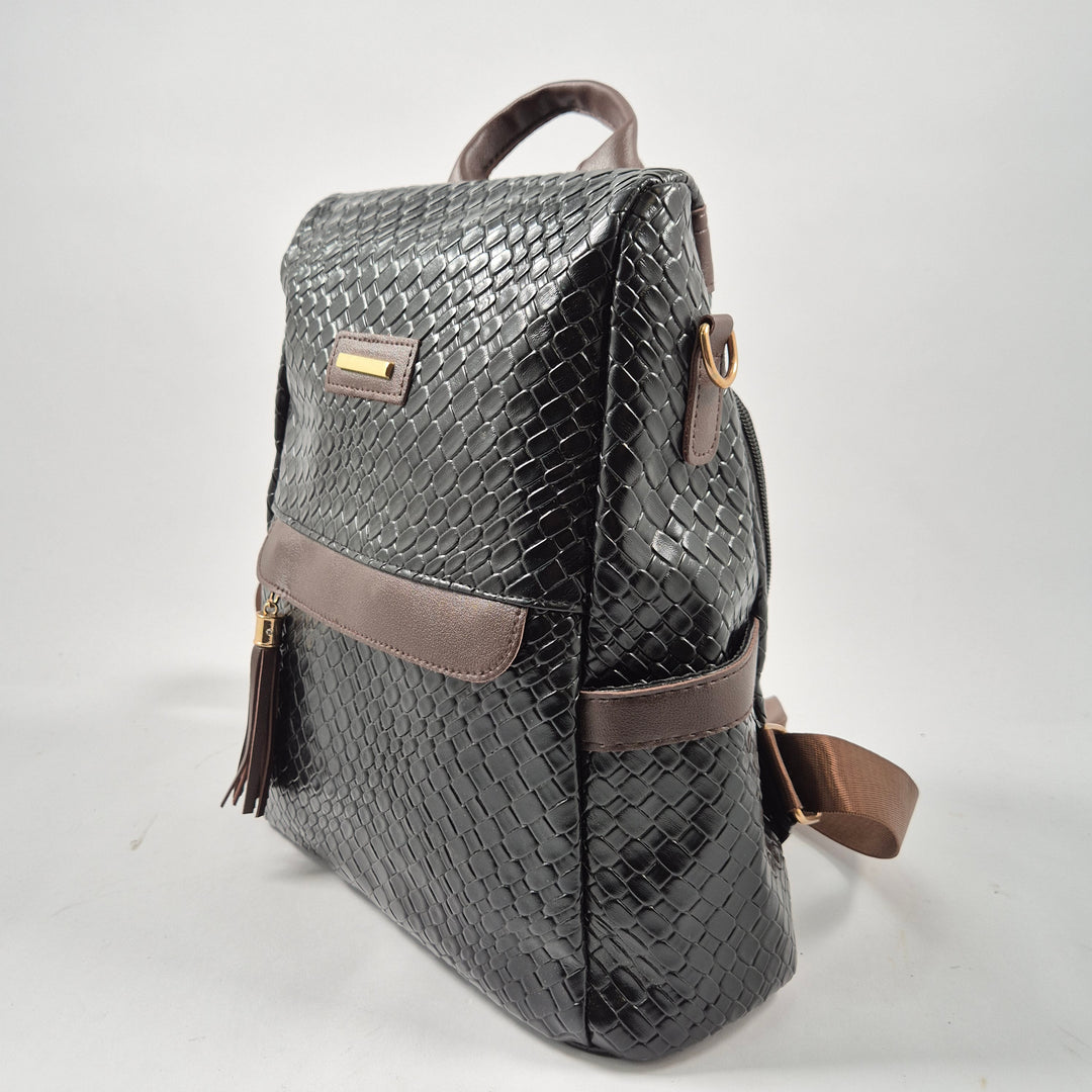 Elegant svart ryggsäck i flätad konstläder
