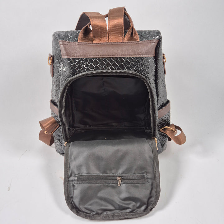 Elegant svart ryggsäck i flätad konstläder