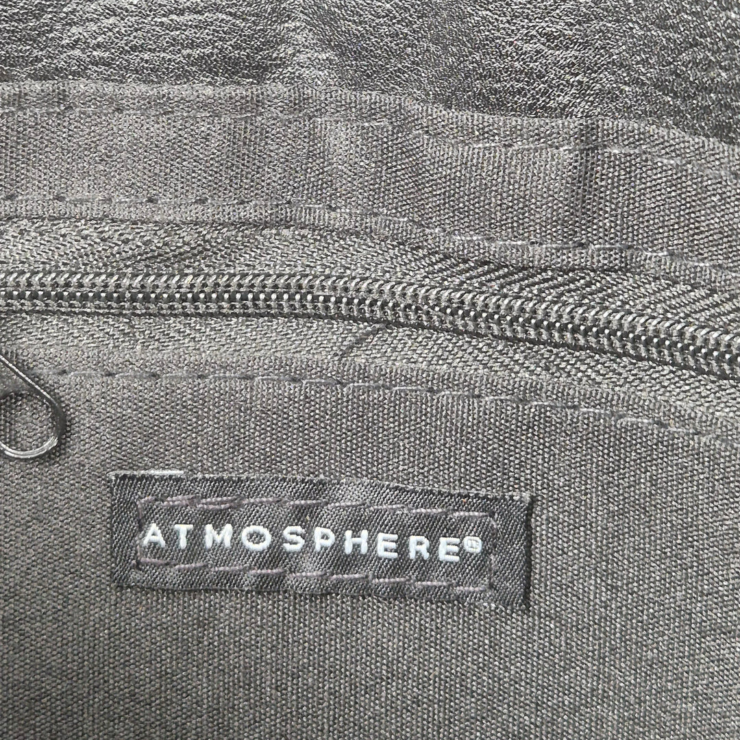 Svart kuvertväska med nitar Atmosphere