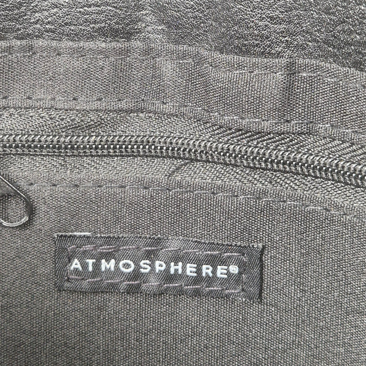 Svart kuvertväska med nitar Atmosphere