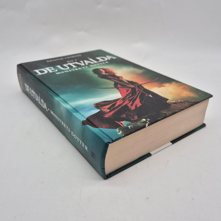 De utvalda Monstrets dotter fantasybok hårdband