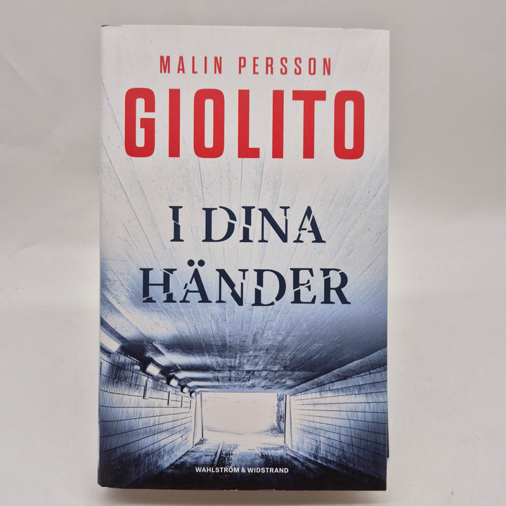 I dina händer spänningsroman inbunden begagnad