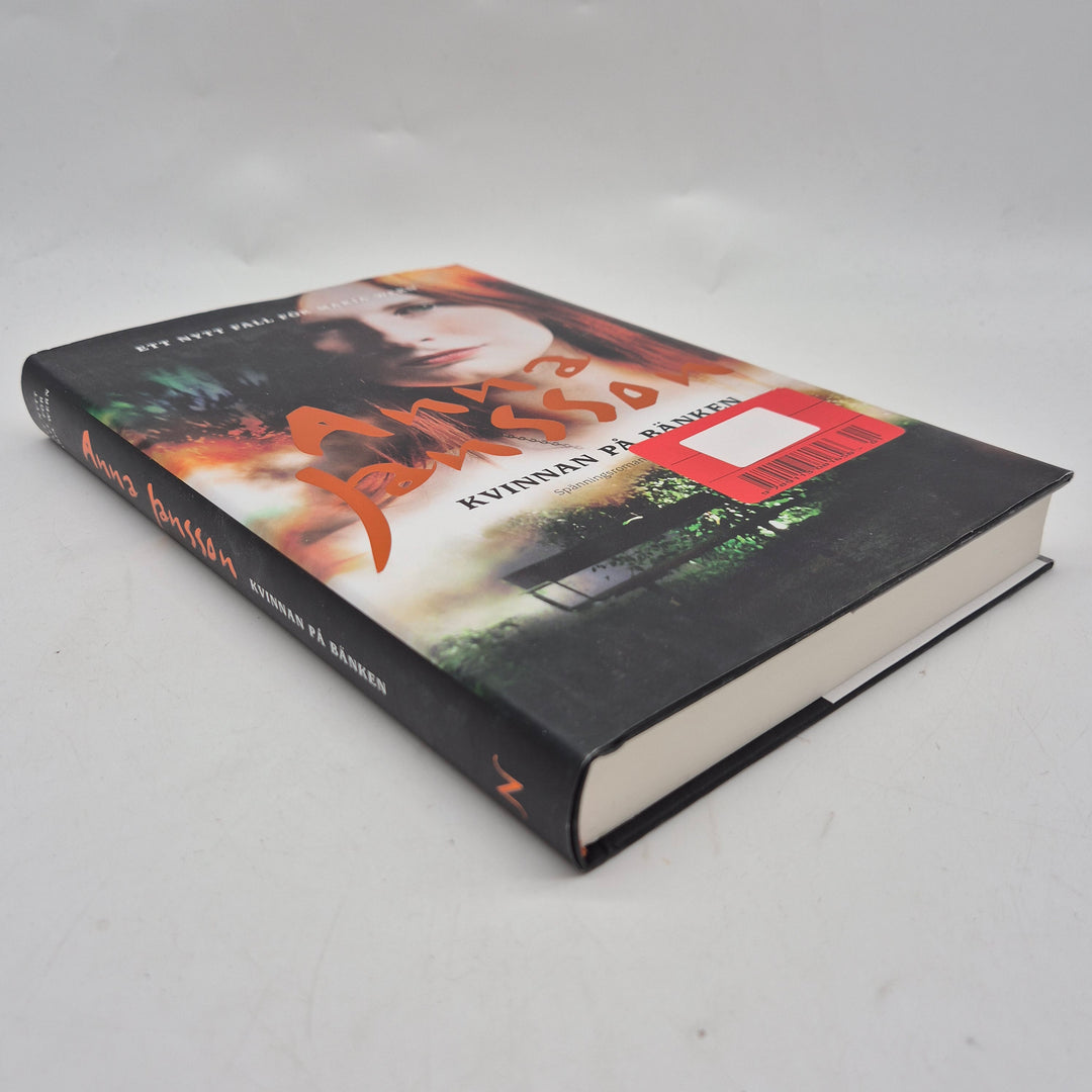 Kvinnan på bänken kriminalroman inbunden bok
