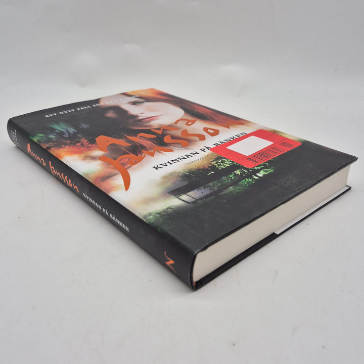 Kvinnan på bänken kriminalroman inbunden bok