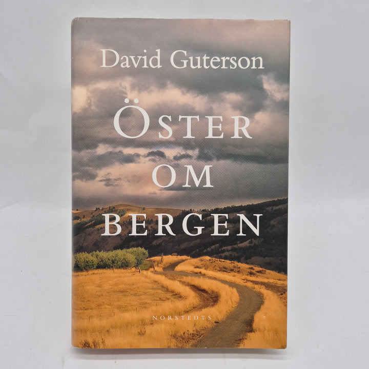 Öster om bergen inbunden roman Norstedts begagnad