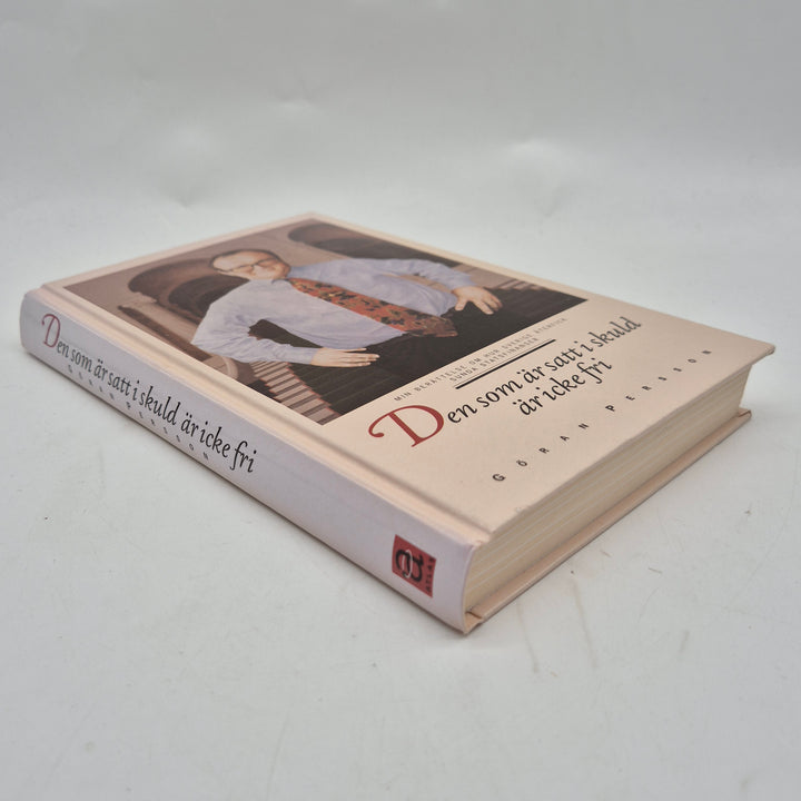 Den som är satt i skuld biografi inbunden