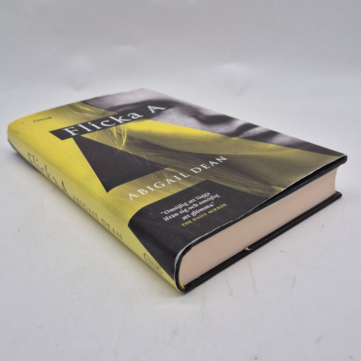 Flicka A psykologisk thriller inbunden gul svart