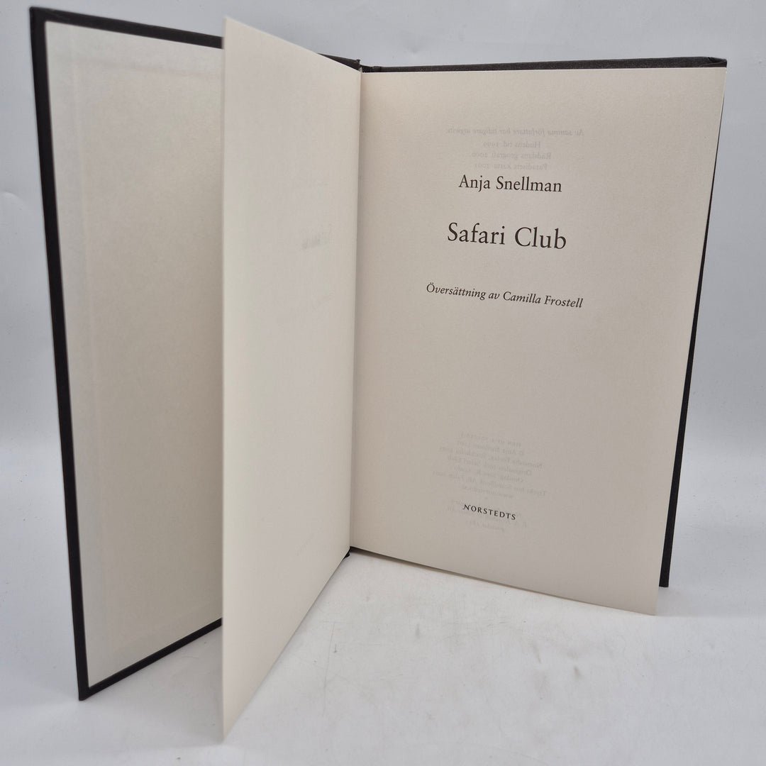 Inbunden roman Safari Club svart Norstedts