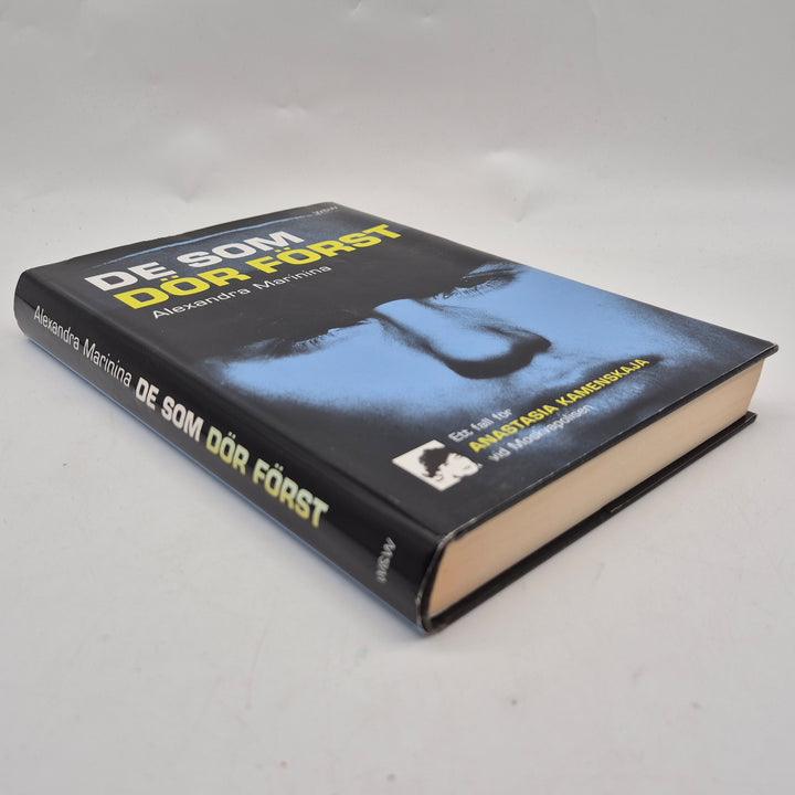 De som dör först kriminalroman inbunden bok