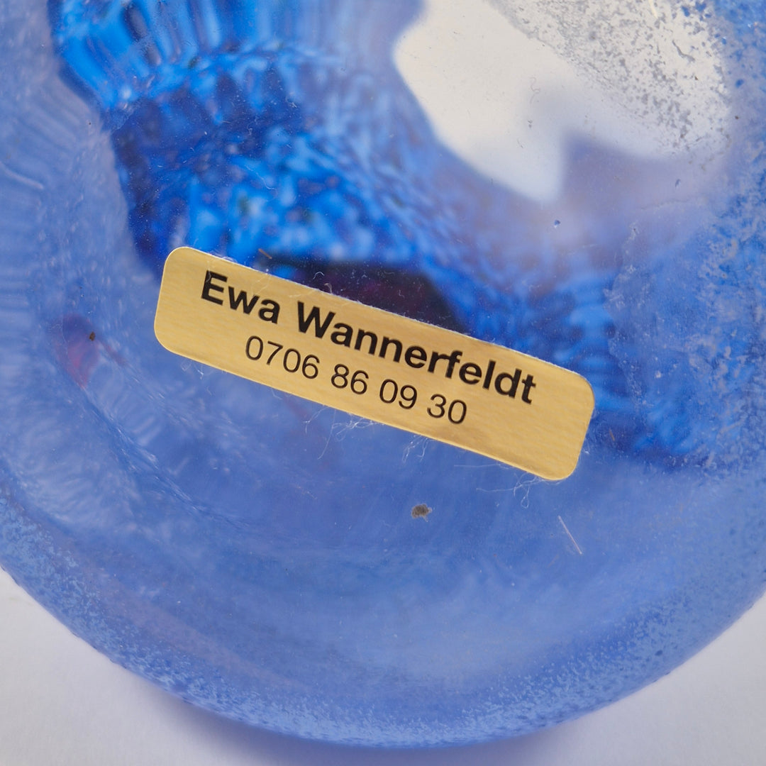 Blå handmålad glasvas vintermotiv Ewa Wannerfeldt