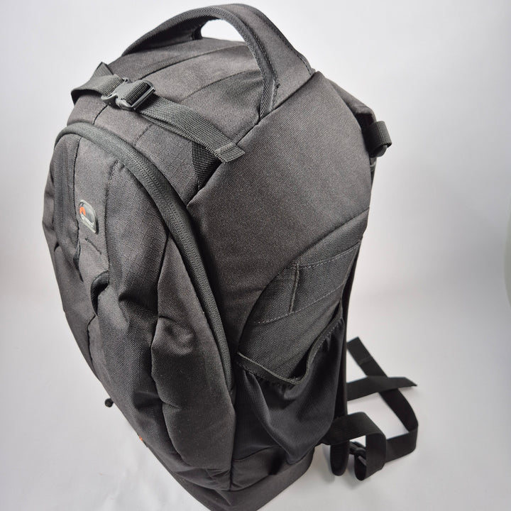 Lowepro svart kameraryggsäck robust och praktisk