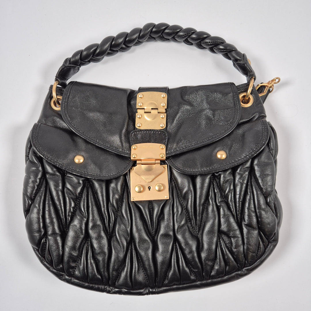 Elegant svart skinnaxelväska Miu Miu