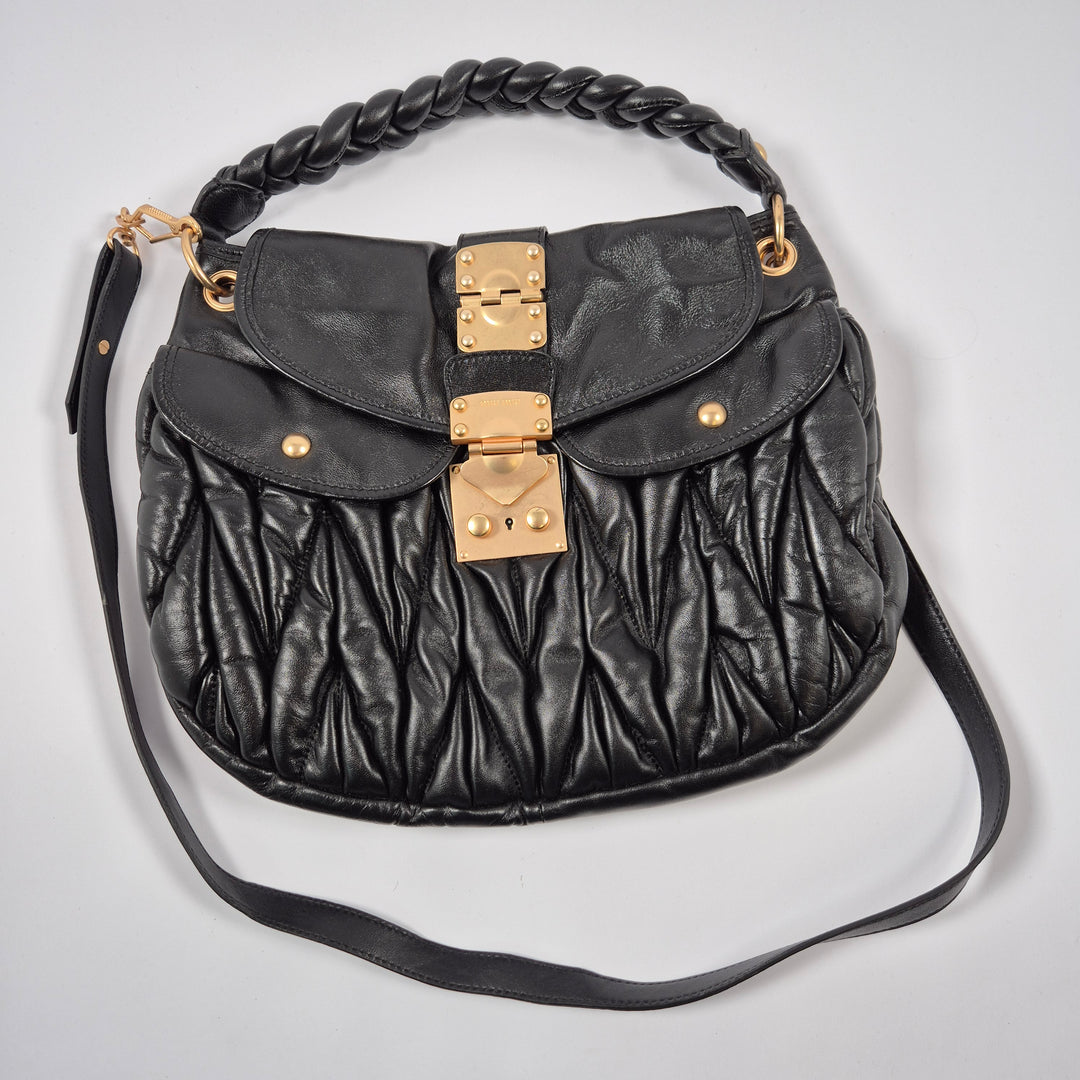Elegant svart skinnaxelväska Miu Miu